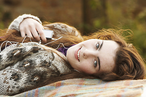 포토 JPG 해외이미지 백인 라이프스타일 공원 여자 행복 여유 음악 이어폰 밭 한명 미소 사람 야외 10대 가로 유행 쌓기 듣기 가을 시골 뜨개질 담요 거짓말 뜨개옷 카피스페이스 해외202004 해외포토 서양인 1 옷 계절 공공시설 감정 음향기기 농업 모션 청소년 문화예술 표정 취미 생활 공백 파일형식 이미지허브