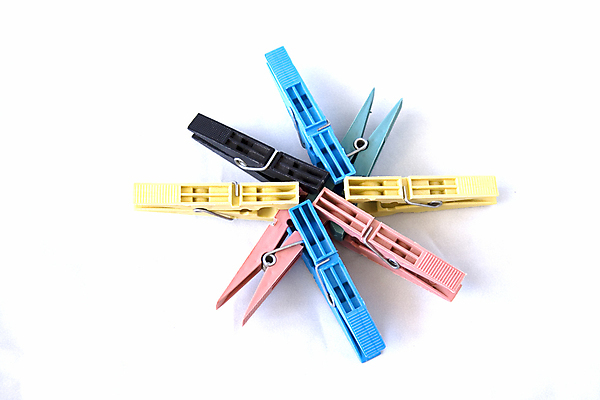 포토 JPG 해외이미지 옷 선 백그라운드 가사 가정 주택 건조 사람없음 컬러풀 흰색 씻기 빨래 빨랫줄 드라이어 오브젝트 클립 빨래집게 고립 해외202004 해외포토 줄 컬러 집게 건물 청결 미용용품 파일형식 이미지허브