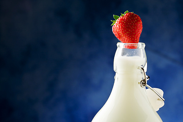 포토 JPG 해외이미지 열매 음료 과일 유리 탁자 딸기 치즈 건강 사람없음 물 파란색 반사 우유 추위 흰색 신선 최고 바 투명 액체 맛 크림 부드러움 내추럴 해외202004 해외포토 자연요소 식물 컬러 가구 컨셉 재질 유제품 감각 파일형식 이미지허브