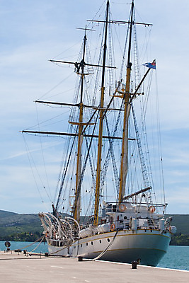 포토 JPG 해외이미지 나무 유럽 바다 여행 건축양식 하늘 산 항해 풍경 사람없음 초록색 물 파란색 항구 봄 흰색 만 보트 갑판 휴양지 포트 돛대 몬테네그로 발칸반도 해외202004 해외포토 자연요소 식물 계절 건축 나라 컬러 배_교통 교통시설 장소 파일형식 이미지허브