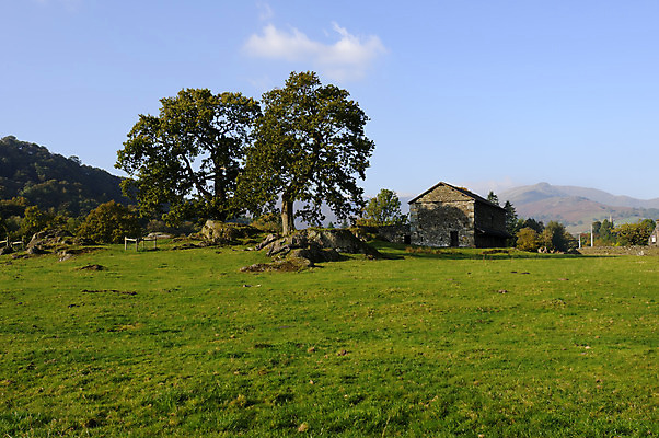 포토 JPG 해외이미지 나무 밭 자연 하늘 영국 잉글랜드 산 풍경 사람없음 건물 초록색 파란색 가을 시골 성 외양간 로마인 컴브리아주 해외202004 해외포토 식물 건축물 계절 유럽 컬러 농업 인종 생태계 파일형식 이미지허브