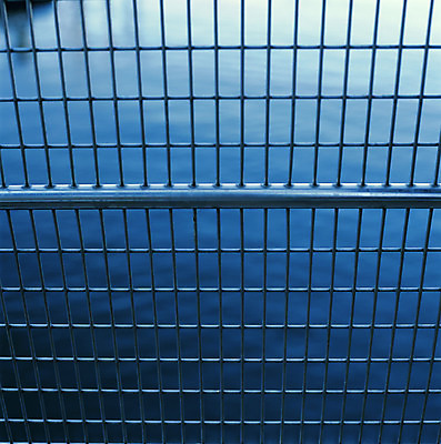 포토 JPG 해외이미지 외관 여유 흑백 동물원 사람없음 옆모습 물 파란색 울타리 금속 스크린 일몰 회색 은색 땅 당구 묘사 보안 바쁨 웅덩이 청록색 철사 새장 창살 규칙 튜브 나누기 내추럴 고체 블러 철책 미니멀리스트 해외202004 해외포토 자연요소 감정 뷰포인트 컬러 재질 촬영기법 안전 담장 구기 노을 수학 사칙연산 케이지 파일형식 이미지허브