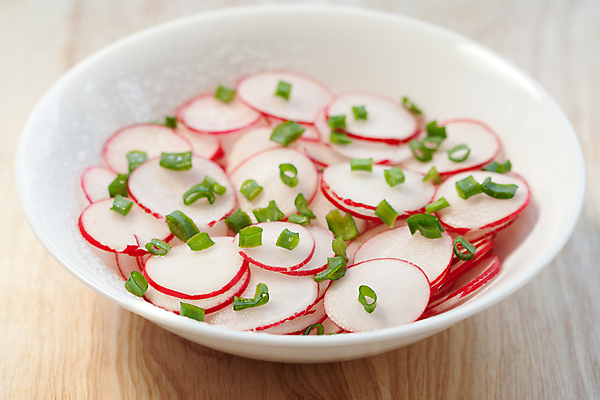 포토 JPG 해외이미지 접시 계절 음식 분홍색 잎 다이어트 채소 재료 양파 건강 사람없음 목재 빨간색 초록색 여름 식사 저녁식사 봄 샐러드 흰색 신선 사발 닫기 선택 아침식사 상추 먹기 유기농 날것 뿌리 부추 내추럴 점심식사 채식주의자 총각무 디톡스 비건 해외202004 해외포토 나무 식물 식기 웰빙 컬러 컨셉 모션 사기그릇 무 채식 파일형식 이미지허브