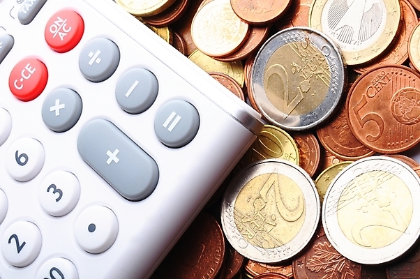 포토 JPG 해외이미지 돈 사람없음 금융 동전 저축 계산기 유로 성장 흰색 계산 주식 가격 투자 회계 보험 계좌 수입 예산 위기 해외202004 해외포토 컬러 비즈니스 문구용품 경제 장비 재산 파일형식 이미지허브