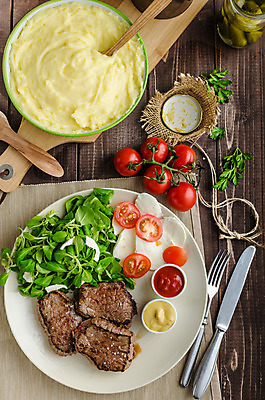 포토 JPG 해외이미지 접시 음식 백그라운드 토마토 채소 주택 감자 육류 스테이크 요리 비프스테이크 사람없음 목재 빨간색 식당 식사 저녁식사 샐러드 소고기 흰색 소 중앙 그릴 상추 바비큐 자르기 굽기 허브 유기농 날것 후추 양고기 로즈메리 갈비뼈 점심식사 단백질 바이오 해외202004 해외포토 나무 식물 식기 웰빙 컬러 식재료 재료 포유류 모션 주방용품 뼈 서양음식 건물 상점 구이 향신료 영양소 파일형식 동물 건축물 생활용품 향미료 건축 양념 오브젝트 이미지허브