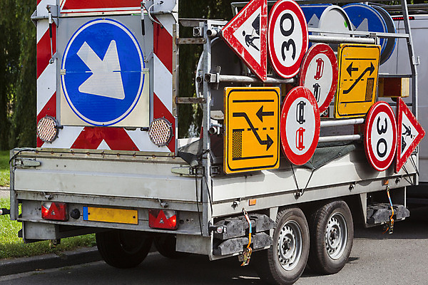 포토 JPG 해외이미지 산업 도로 백그라운드 컨셉 화살 경고 안전 사람없음 야외 장비 정보 도시 그룹 방향 심볼 사인 네덜란드 트레일러 방법 혼란 많음 해외202004 해외포토 유럽 길 교통시설 파일형식 이미지허브