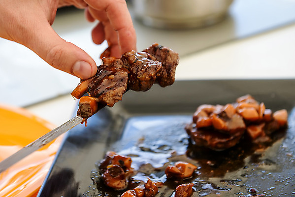 포토 JPG 해외이미지 접시 손 문화 음식 토마토 채소 뼈 쟁반 육류 돼지고기 요리 사람없음 목재 저녁식사 소고기 튀김 신선 양념 칼 그릴 바비큐 먹기 준비 상쾌 훈제 바비큐립 점심식사 해외202004 해외포토 나무 식기 감정 식재료 재료 모션 주방용품 신체부위 식사 파일형식 이미지허브