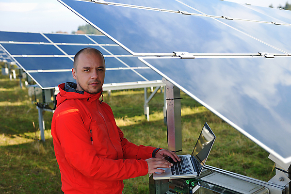 포토 JPG 해외이미지 주간 남자 한명 상반신 성인 야외 옆모습 노트북 반사 타이핑 태양에너지 집열판 성인남자한명만 해외202004 해외포토 자연요소 1 뷰포인트 사람 전자제품 그린에너지 남자한명만 성인남자만 파일형식 이미지허브