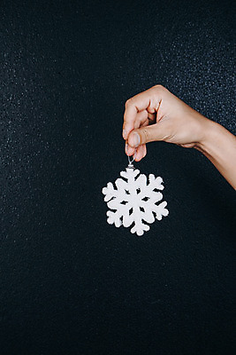 포토 JPG 해외이미지 나무 손 계절 여자 백그라운드 크리스마스 겨울 일러스트 공 손가락 유리 휴가 기념 경고 사람 사람없음 장식 빛 축제 칠판 기쁨 장식볼 축하 잡기 신용카드 눈송이 황금 12월 연도 심볼 분필 고립 해외202004 해외포토 식물 기념일 감정 컨셉 모션 재질 눈_날씨 신체부위 금융 날짜 초크 파일형식 이미지허브