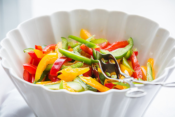 포토 JPG 해외이미지 음식 다이어트 탁자 피망 건강 손잡이 요리 사람없음 빨간색 초록색 컬러풀 노란색 식사 저녁식사 샐러드 덮개 식탁보 흰색 신선 후추 살사댄스 채식주의자 해외202004 해외포토 컬러 가구 채소 뚜껑 춤 향신료 채식 파일형식 이미지허브