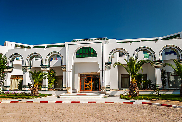 포토 JPG 해외이미지 나무 여행 건축양식 창문 아프리카 하늘 호텔 휴가 휴식 주택 손바닥 그림자 사람없음 야외 건물 초록색 파란색 문 맑음 차도 흰색 기둥 오픈 빌라 아치 휴양지 방법 튀니지 해외202004 해외포토 식물 건축물 손 건축 나라 도로 컬러 컨셉 숙소 날씨 장소 파일형식 이미지허브