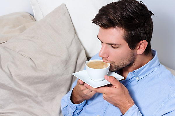 포토 JPG 해외이미지 백인 모델 1 학생 남자 얼굴 커피 음료 셔츠 아침 휴식 갈색머리 한명 사람 성인 컵 세로 파란색 갈색 거품 카페 우유 머그컵 마시기 흰색 표현 잡기 닫기 아침식사 아로마 카푸치노 에스프레소 단절 카페인 성인남자만 해외202004 해외포토 주간 서양인 헤어스타일 식기 컬러 컨셉 상의 모션 유제품 신체부위 상점 식사 남자만 성인만 파일형식 이미지허브