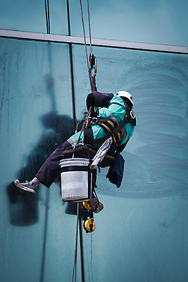 포토 JPG 해외이미지 주간 전신 남자 밧줄 외벽 한명 앉기 빌딩 성인 야외 건물 뒷모습 반사 잡기 양동이 닦기 청소부 유리창청소 성인남자한명만 해외202004 외벽청소 해외포토 자연요소 직업 1 건축물 줄 벽 뷰포인트 모션 사람 청소 남자한명만 성인남자만 파일형식 이미지허브