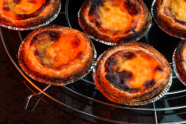 포토 JPG 해외이미지 검은배경 디저트 실내 사람없음 여러개 달콤 에그타르트 해외202004 식힘망 해외포토 음식 다수 백그라운드 내부 주방도구 검은색 맛 제빵도구 타르트 파일형식 이미지허브