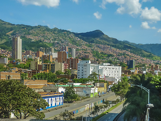 포토 JPG 해외이미지 나무 구름 외관 여행 건축양식 교통시설 자동차 하늘 산 거리 아파트 주택 사람없음 야외 건물 파란색 계곡 맑음 미국 도시 고속도로 보행로 전철 역 콜롬비아 남쪽 해외202004 해외포토 자연요소 식물 건축물 건축 도로 길 육상교통 컬러 교통 북아메리카 날씨 대중교통 남아메리카 방향 시설 파일형식 이미지허브