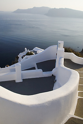 포토 JPG 해외이미지 바다 섬 여행 자연 하늘 휴가 휴식 풍경 사람없음 야외 물 여름 파란색 관광지 태양 흰색 뜨거움 투명 지중해 그리스 화산 암초 타운 산토리니 이국적 해외202004 해외포토 자연요소 계절 유럽 컬러 컨셉 산 도시 생태계 파일형식 이미지허브