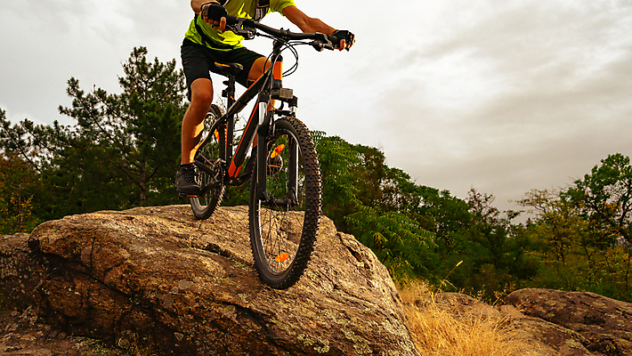 포토 JPG 해외이미지 라이프스타일 남자 산 한명 사람 경사 성인 야외 자전거 승차 헬멧 언덕 라이더 산악자전거 선로 성인남자한명만 해외202004 해외포토 1 모션 생활 바이크 보호장비 남자한명만 성인남자만 파일형식 이미지허브