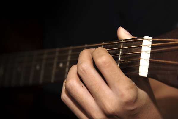 포토 JPG 해외이미지 손 연주 실내 신체부위 기타 잡기 해외202004 해외포토 음악 모션 현악기 사람 내부 파일형식 이미지허브