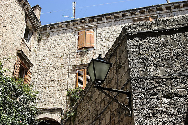 포토 JPG 해외이미지 꽃 문화 창문 휴가 휴식 거리 주택 사람없음 빨간색 마을 흰색 크로아티아 천연기념물 구시가지 옛날 해외202004 해외포토 식물 유럽 컬러 컨셉 건물 파일형식 이미지허브