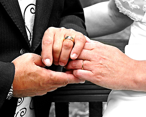 포토 JPG 해외이미지 전통 손 커플 옷 행복 종교 문화 결혼 함께함 관리 사랑 사람 정장 턱시도 이벤트 성인 사람없음 흰색 축하 반지 악단 해외202004 해외포토 감정 음악 컬러 컨셉 장신구 관계 신체부위 파일형식 이미지허브