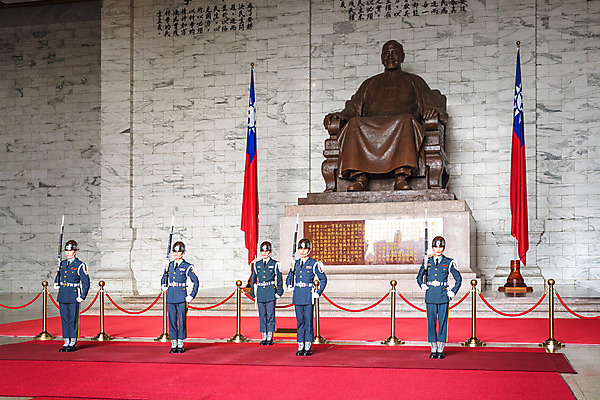 포토 JPG 해외이미지 남자 아시아 여행 유니폼 중국문화 사람없음 관광지 동남아시아 중국 총 깃발 대만 육군 명승지 행진 해외202004 해외포토 동양문화 옷 나라 무기 외국문화 모션 군대 사람 풍경 파일형식 이미지허브