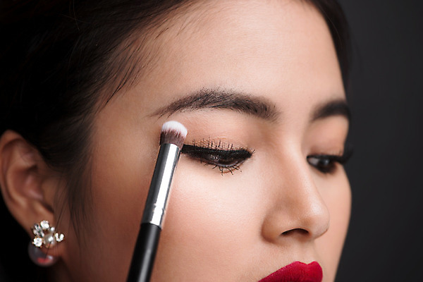 포토 JPG 해외이미지 여자 실내 한명 들기 동양인 상반신 성인 앞모습 화장 뷰티 검은색 메이크업브러쉬 성인여자한명만 해외202004 해외포토 1 뷰포인트 컬러 모션 사람 인종 내부 붓 여자한명만 성인여자만 파일형식 이미지허브