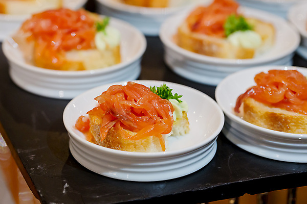 포토 JPG 해외이미지 접시 음식 조각 탁자 디저트 서브 사탕 요리 서기 이벤트 사람없음 장식 컵 파티 케이크 요식업 식당 초콜릿 식사 활발 견과류 대접 달콤 맛 컵케이크 크림 만족 제비 뷔페 페스츄리 많음 해외202004 해외포토 식기 감정 산업 빵 가구 컨셉 모션 조류 상점 파일형식 이미지허브