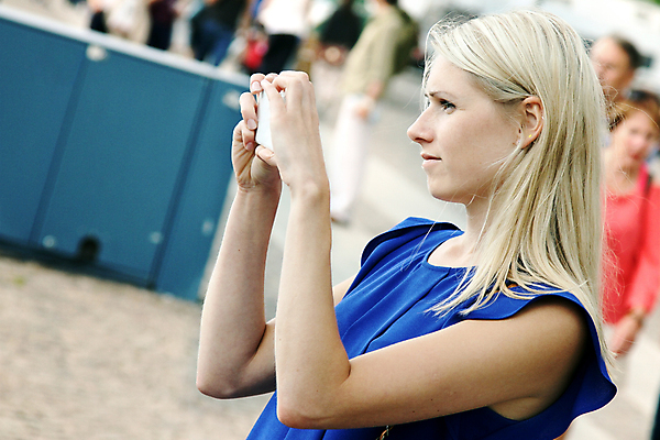 포토 JPG 해외이미지 손 여자 유럽 여행 건축양식 모바일 휴가 거리 한명 사람 풍경 야외 건물 여름 스마트폰 금발 여행객 카메라 도시 군중 그림 방문 타운 해외202004 해외포토 1 헤어스타일 건축물 계절 건축 나라 신체부위 전자제품 핸드폰 스마트기기 파일형식 이미지허브