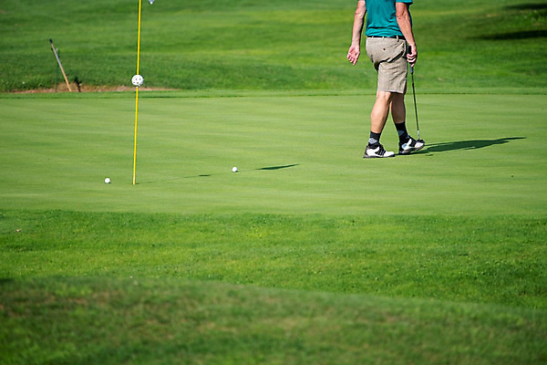 포토 JPG 해외이미지 라이프스타일 손 스포츠 백그라운드 골프 공 놀이 아침 휴가 휴식 그림자 사람 사람없음 초록색 태양 일출 검은색 일몰 장비 운전 게임 흰색 구멍 운전사 골퍼 가장자리 닫기 목표 저녁 강의 그네 클럽 주말 골프티 넣기 연금 직진 플레이어 해외202004 해외포토 주간 자연요소 직업 컬러 컨셉 모션 운동선수 골프용품 생활 신체부위 구기 노을 둘레 야간 파일형식 이미지허브