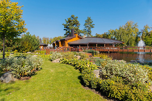 포토 JPG 해외이미지 나무 공원 호수 자연 하늘 주택 풍경 사람없음 야외 목재 초록색 물 여름 파란색 컬러풀 반사 시골 숲 시골집 내추럴 해외202004 해외포토 자연요소 식물 계절 공공시설 컬러 재료 건물 생태계 파일형식 이미지허브