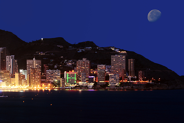 포토 JPG 해외이미지 유럽 여행 휴가 사람없음 건물 달 스페인 야간 유흥 해외202004 해외포토 자연요소 건축물 나라 파일형식 이미지허브