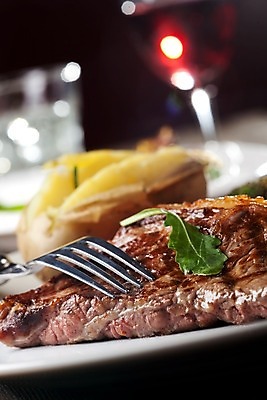 포토 JPG 해외이미지 식기 음식 포크 잎 유리 육류 스테이크 사람없음 빨간색 초록색 물 반사 와인 식사 저녁식사 줄무늬 샐러드 소고기 신선 그릴 굽기 먹기 점심식사 등심 해외202004 해외포토 자연요소 식물 컬러 무늬 식재료 모션 재질 주방용품 주류 서양음식 구이 파일형식 이미지허브