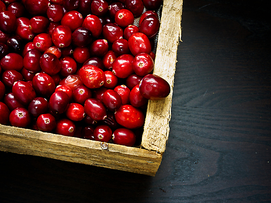 포토 JPG 해외이미지 음식 과일 재료 사람없음 목재 빨간색 상자 주스 신선 추수감사절 숙성 크랜베리 해외202004 해외포토 나무 열매 기독교 음료 컬러 파일형식 이미지허브