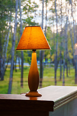 포토 JPG 해외이미지 전통 가구 탁자 전등 조명 주택 실내 그림자 서기 사람없음 내부 목재 빛 독서 노란색 덮개 램프 편안함 그늘 책상 부드러움 스위치 놋쇠 해외202004 해외포토 나무 컬러 생활용품 재료 모션 건물 뚜껑 감각 파일형식 이미지허브