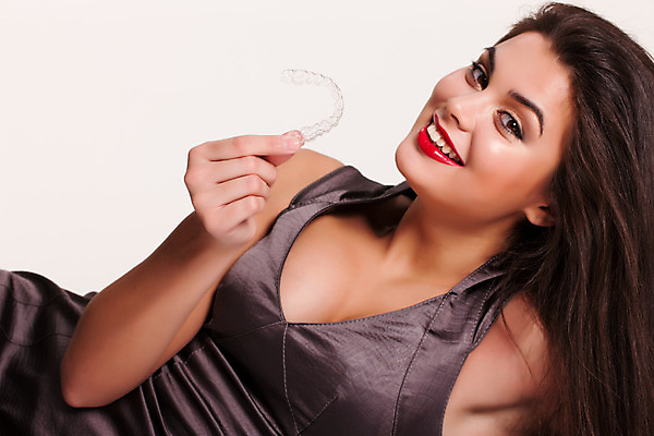 포토 JPG 해외이미지 백인 모델 1 라이프스타일 드레스 여자 감정 얼굴 백그라운드 부분 갈색머리 한명 미소 사람 성인 의사 닫기 치아 치과의사 순서 고립 스타일 해외202004 해외포토 서양인 헤어스타일 옷 모션 표정 생활 신체부위 의료진 소화기관 파일형식 이미지허브