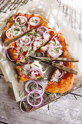 포토 JPG 해외이미지 전통 음식 조각 토마토 양파 피자 패스트푸드 파스타 따뜻함 요리 사람없음 빨간색 초록색 주방 식당 식사 저녁식사 이탈리아 껍질 맛 굽기 점심식사 모짜렐라치즈 채식주의자 해외202004 해외포토 유럽 컬러 컨셉 채소 치즈 서양음식 상점 인스턴트 구이 채식 파일형식 이미지허브