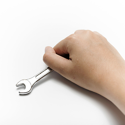 포토 JPG 해외이미지 손 실내 들기 신체부위 공구 스패너 작음 해외202004 해외포토 모션 사람 내부 도구 크기 파일형식 이미지허브