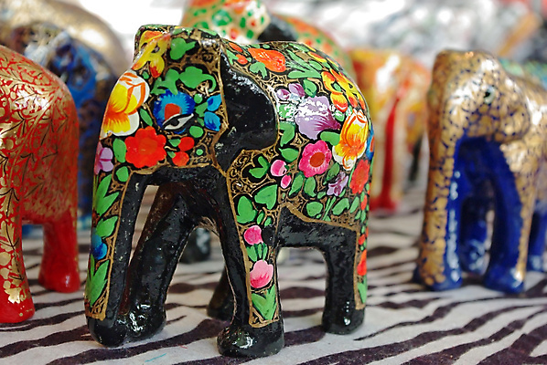 포토 JPG 해외이미지 동물 모델 전통 디자인 아시아 문화 길 인형 조각 포유류 아프리카 태국 자연 코끼리 선물 미술 동양인 여러명 사람없음 목재 장식 장난감 조각상 숫자 갈색 골동품 자르기 인도인 심볼 오브젝트 기념품 태평양 상아 목각 수공예 내추럴 고립 옛날 핸드메이드 스타일 해외202004 해외포토 외국인 나무 문자 나라 바다 컬러 다수 재료 모션 문화예술 사람 인종 조형물 공예 생태계 파일형식 이미지허브