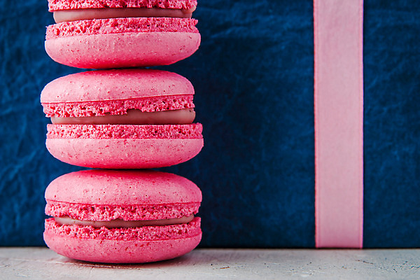 포토 JPG 해외이미지 분홍색 패턴 탁자 사람없음 파란색 쿠키 보라색 흰색 주름 달콤 굽기 질감 산딸기 아몬드 마카롱 프랑스어 프로방스 스타일 해외202004 해외포토 문자 컬러 가구 무늬 과일 디저트 견과류 맛 구이 파일형식 이미지허브