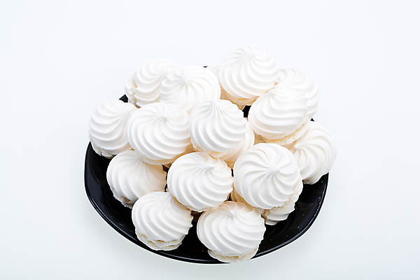 포토 JPG 해외이미지 접시 서양음식 실내 사람없음 쌓기 쿠키 달콤 흰배경 머랭 해외202004 머랭쿠키 해외포토 식기 음식 백그라운드 모션 디저트 내부 흰색 맛 파일형식 이미지허브