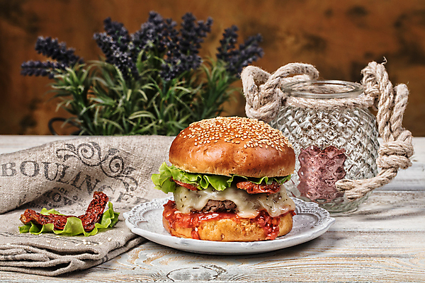 포토 JPG 해외이미지 접시 유리병 패스트푸드 실내 사람없음 한개 햄버거 식탁보 빈티지 인스턴트 정크푸드 나무탁자 해외202004 해외포토 1 식기 음식 컨셉 탁자 병_용기 내부 파일형식 이미지허브