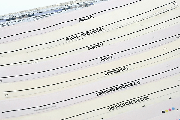 포토 JPG 해외이미지 종이 스포츠 비즈니스 통신 부분 잉크 이야기 사람없음 빛 검은색 정보 기자 신문 뉴스 전철 인쇄 스타일 해외202004 해외포토 직업 육상교통 컬러 대중교통 간행물 파일형식 이미지허브