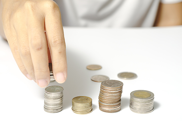 포토 JPG 해외이미지 손 실내 들기 근접촬영 신체부위 쌓기 동전 잡기 동전탑 놓기 해외202004 해외포토 뷰포인트 돈 모션 사람 내부 파일형식 이미지허브