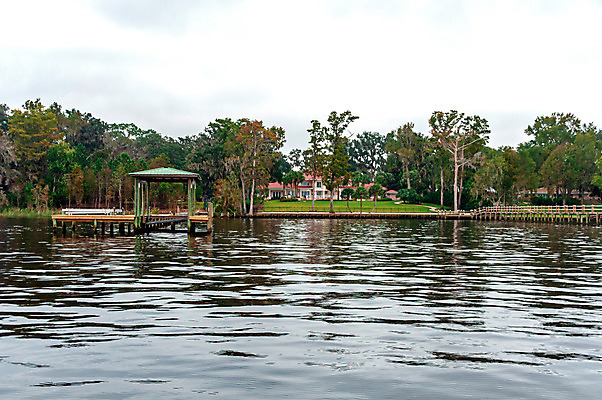 포토 JPG 해외이미지 나무 라이프스타일 외관 북아메리카 건축양식 교실 자연 하늘 휴가 휴식 주택 풍경 사람없음 야외 건물 목재 가로 물 여름 강 반사 미국 고급 리빙 흐림 플로리다 해외202004 해외포토 자연요소 식물 건축물 계절 교육 건축 컨셉 재료 학교 날씨 아메리카 생활 생태계 파일형식 이미지허브