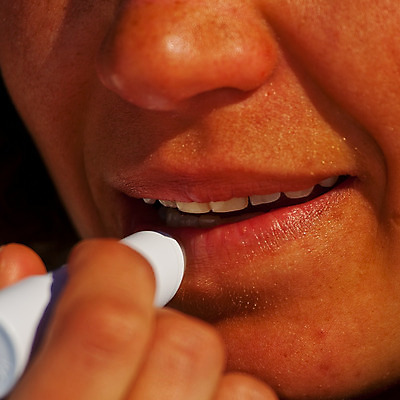 포토 JPG 해외이미지 백인 모델 라이프스타일 손 여자 행복 얼굴 건강 한명 사람 성인 빨간색 태양 약 화장품 기쁨 립스틱 흰색 닫기 선탠 보호 컨테이너 피부 크림 입술 피부관리 내추럴 돌봄 위생관리 해외202004 해외포토 자연요소 서양인 1 감정 산업 컬러 컨셉 의학 모션 관리 생활 신체부위 뷰티 파일형식 이미지허브