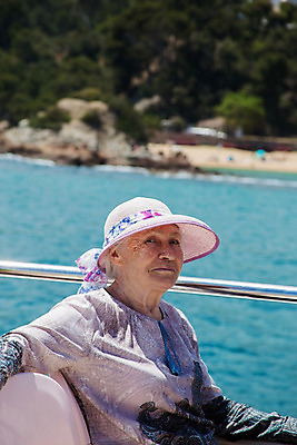 포토 JPG 해외이미지 라이프스타일 응시 여자 행복 바다 여행 하늘 휴가 휴식 항해 한명 사람 앉기 야외 물 여행객 맑음 봄 기쁨 꿈 보트 크루즈 모터보트 연금 해외202004 해외포토 자연요소 1 시선 계절 감정 컨셉 배_교통 모션 날씨 생활 파일형식 이미지허브