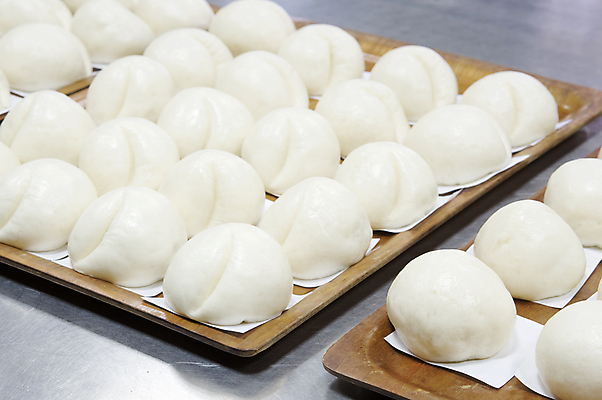 포토 JPG 해외이미지 실내 사람없음 반죽 일렬 나무쟁반 호빵 해외202004 해외포토 빵 쟁반 내부 목재 파일형식 이미지허브