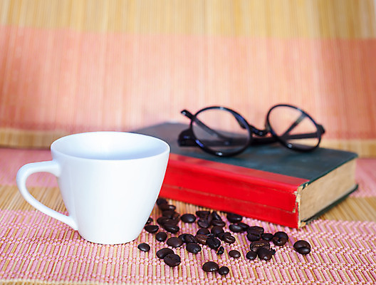 포토 JPG 해외이미지 전통 커피 음료 백그라운드 탁자 아침 콩 따뜻함 사람없음 컵 반사 갈색 숟가락 검은색 어둠 힘 침묵 이탈리아 카페 거울 에너지 머그컵 흰색 신선 뜨거움 닫기 맛 아침식사 수증기 굽기 메뉴 아로마 에스프레소 내추럴 프랑스어 단절 아라비카 옛날 카페인 해외202004 해외포토 주간 문자 식기 유럽 컬러 가구 컨셉 모션 곡류 수저 상점 식사 소리 구이 파일형식 이미지허브