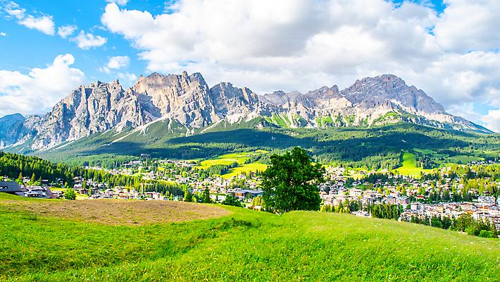 포토 JPG 해외이미지 나무 구름 유럽 얼굴 여행 건축양식 자연 하늘 산 파노라마 풍경 사람없음 야외 초록색 여름 도시풍경 태양 계곡 맑음 이탈리아 도시 정상 저녁 큼 알프스 각도 타운 절정 해외202004 해외포토 자연요소 식물 계절 건축 나라 컬러 날씨 촬영기법 신체부위 야간 크기 생태계 파일형식 이미지허브