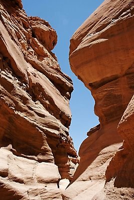 포토 JPG 해외이미지 벽 오렌지 자연 날씨 건조 풍경 사람없음 야외 빨간색 컬러풀 골짜기 절벽 사막 바위 동굴 좁은 암초 사암 침식 웅장함 이스라엘 해외202004 해외포토 컬러 과일 돌_바위 생태계 서아시아 파일형식 이미지허브